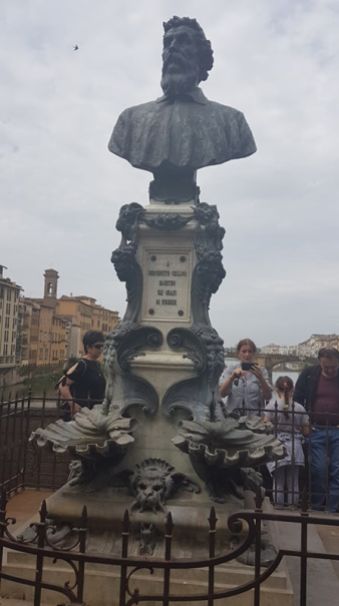 Ponte Vecchio statue in middle