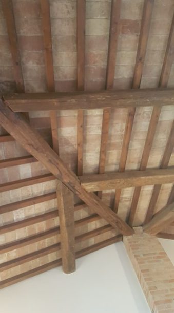 Roof with wooden beams and tiles